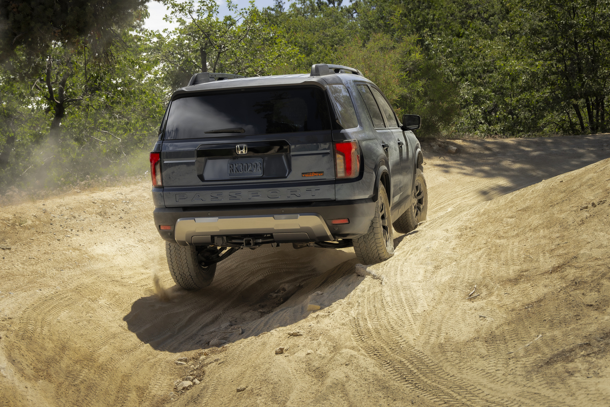 Боковой вид Honda Passport TrailSport 2027