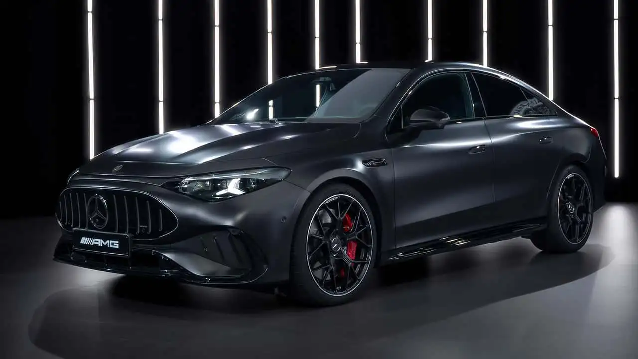 Електричний седан Mercedes-AMG CLA 45 - передній вигляд