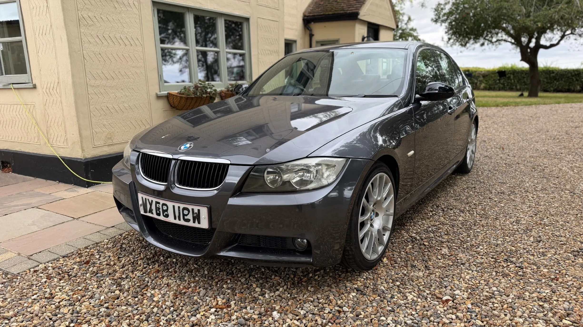 Бічний вигляд BMW 320si