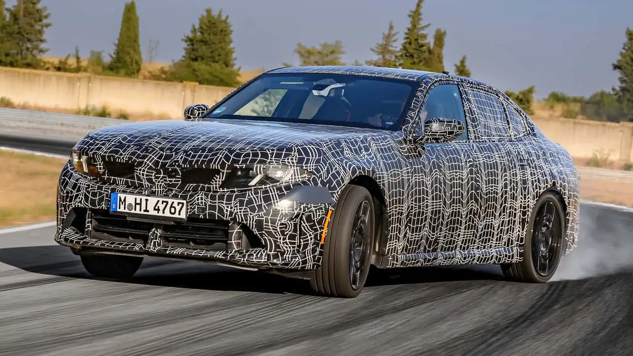Камуфлированный седан BMW M350 xDrive во время динамических испытаний 2