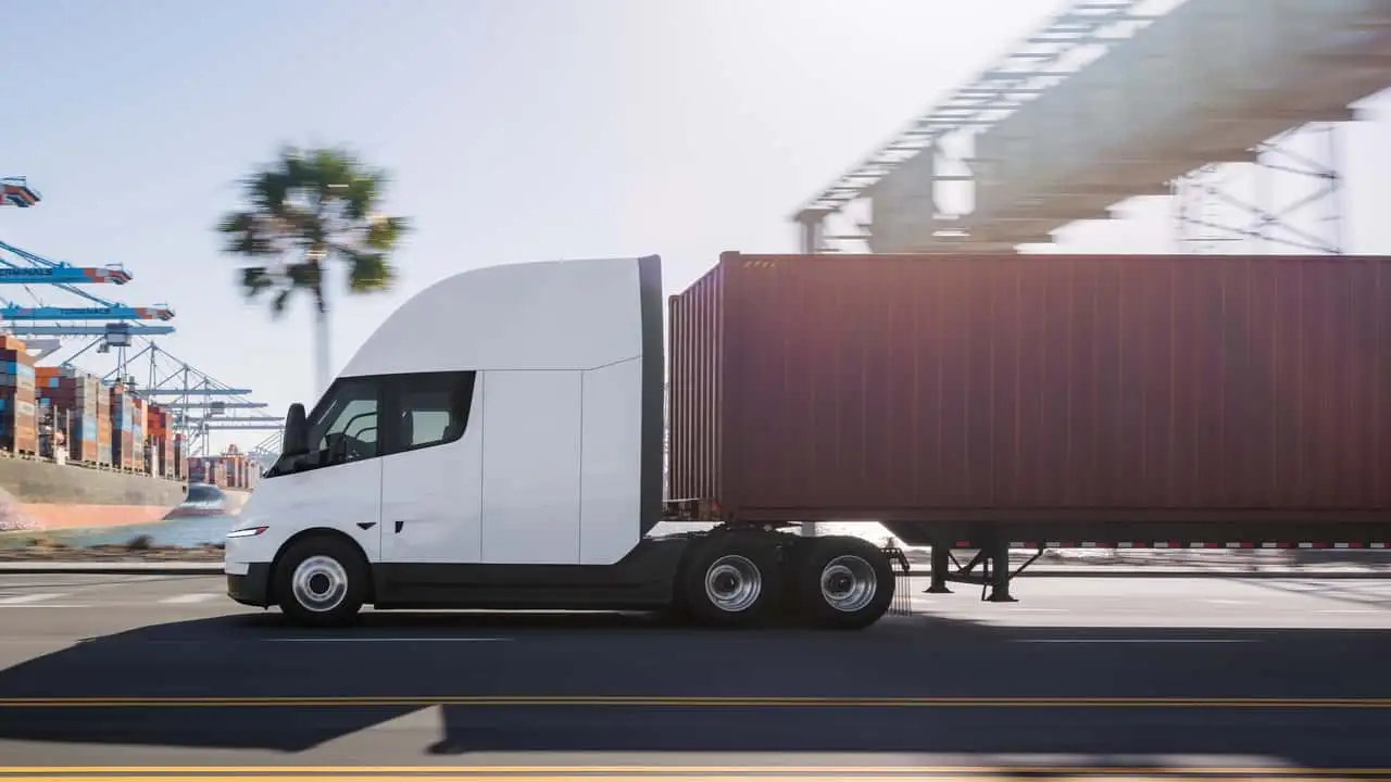 Tesla Semi на фоне города