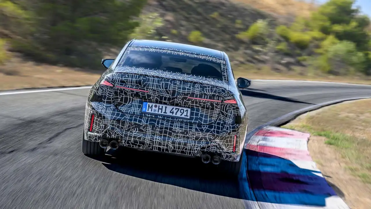 Камуфлированный седан BMW M350 xDrive во время динамических испытаний 3