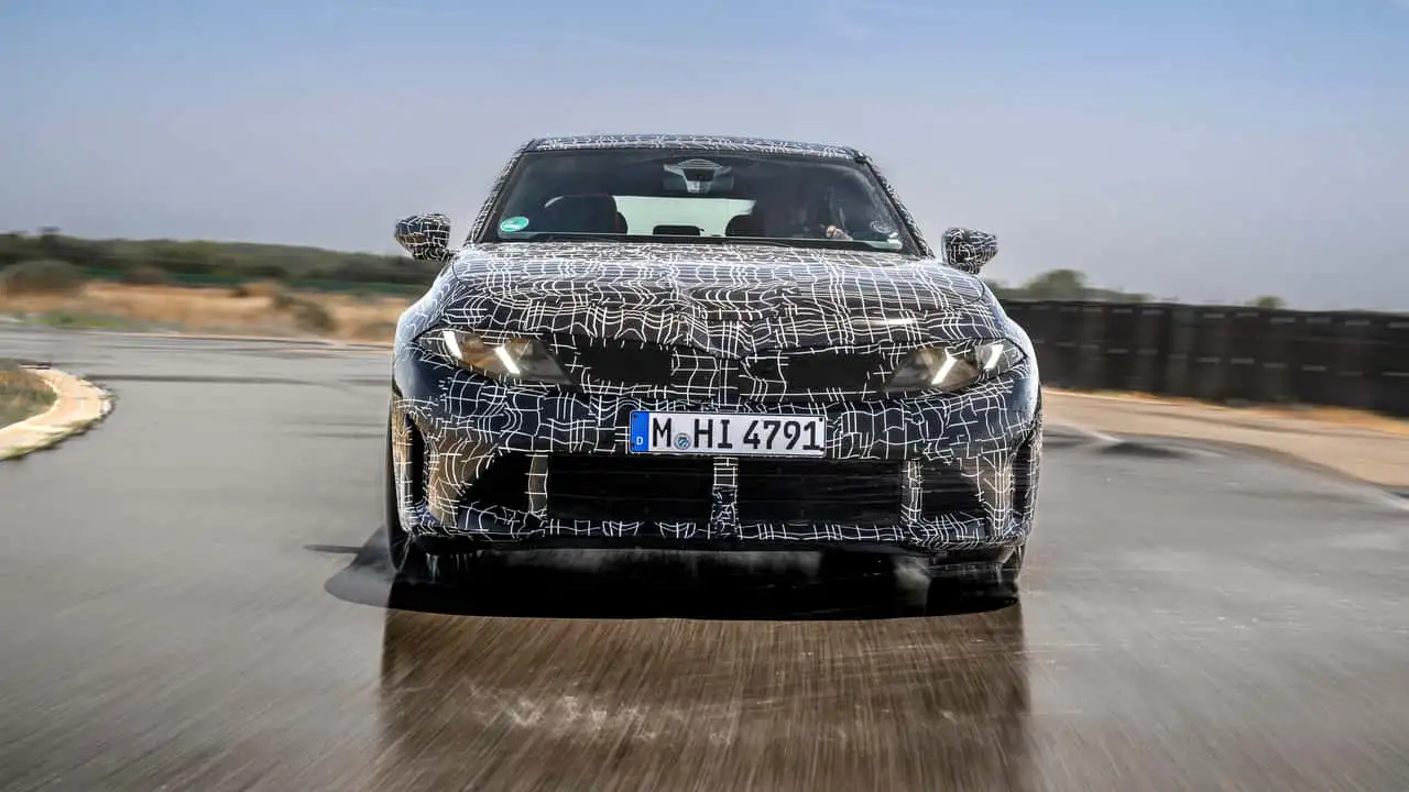 Камуфлированный седан BMW M350 xDrive во время динамических испытаний 4