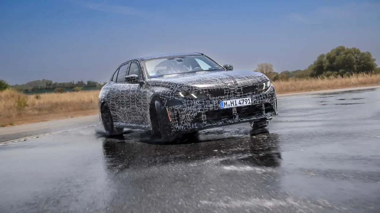 Камуфлированный седан BMW M350 xDrive во время динамических испытаний 6