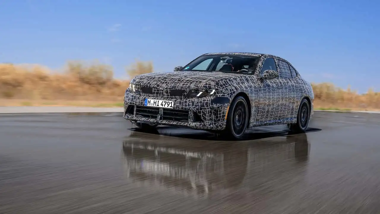 Камуфлированный седан BMW M350 xDrive во время динамических испытаний 7