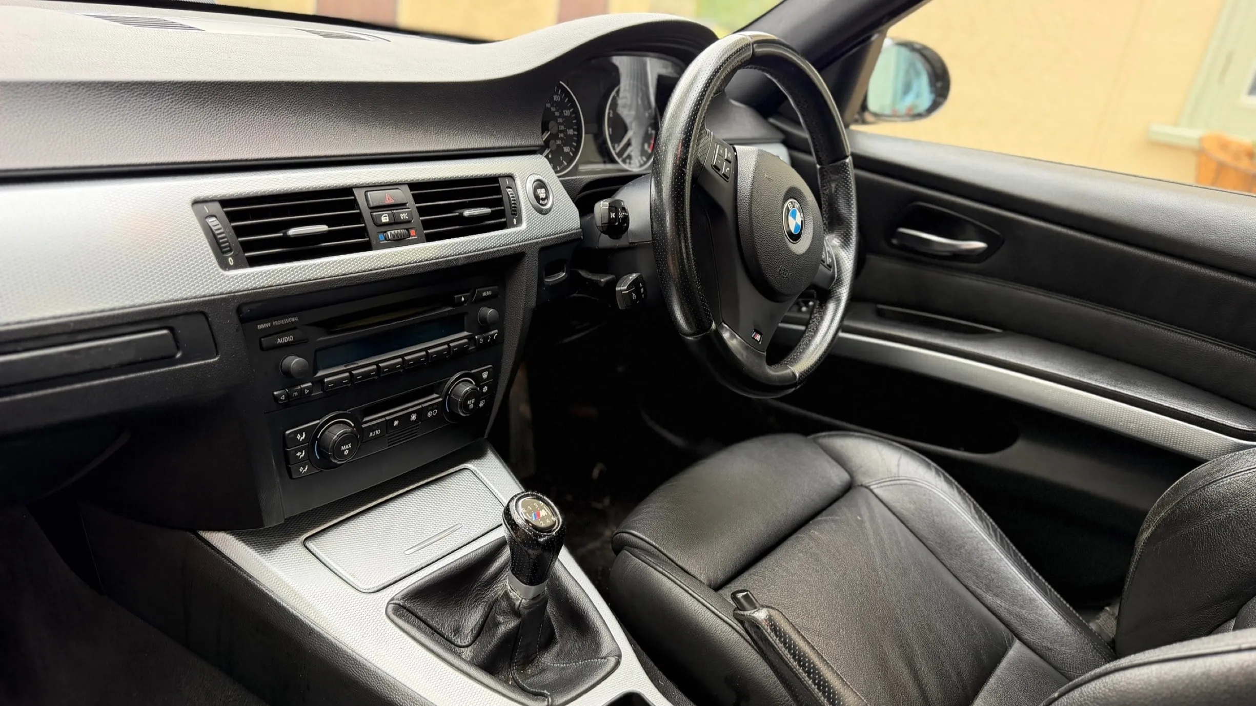 Задній вигляд BMW 320si