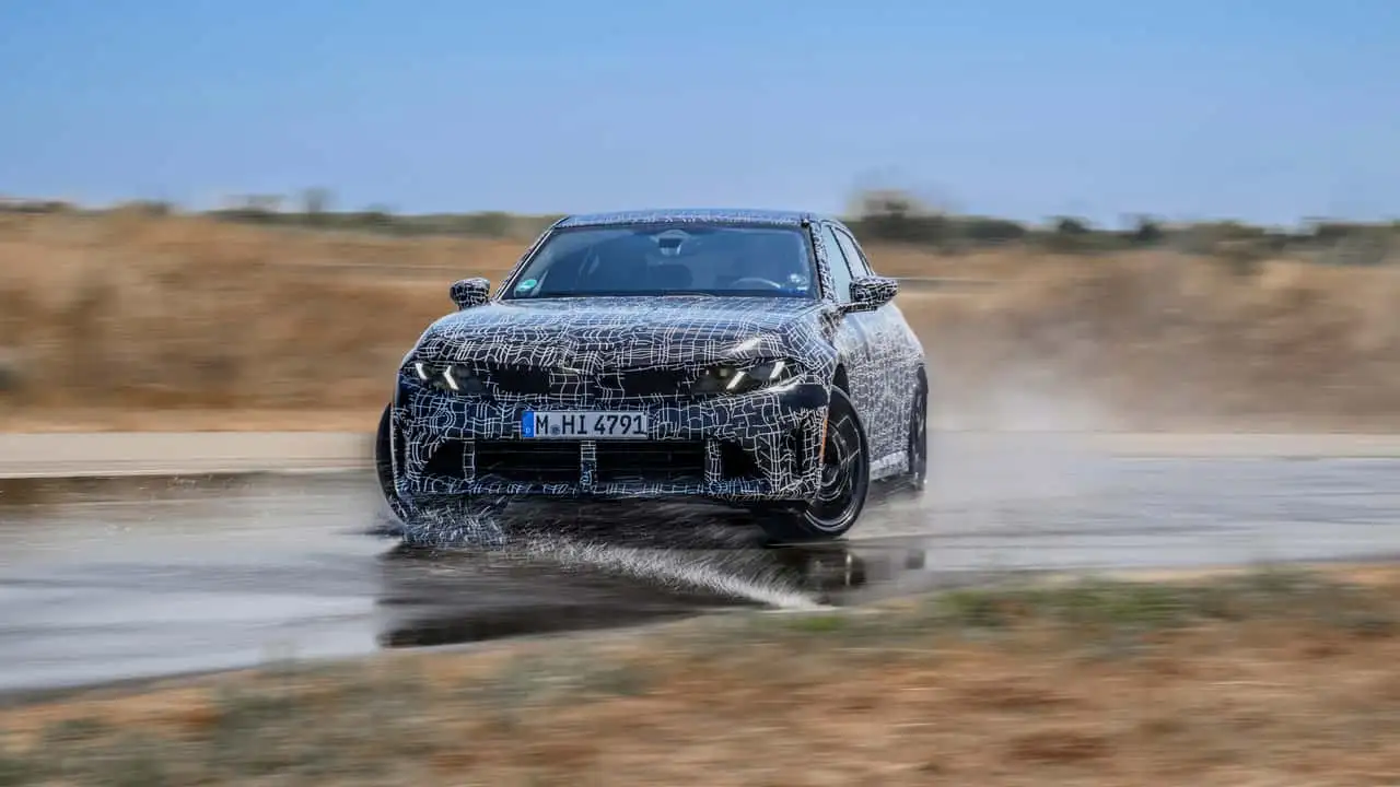 Камуфлированный седан BMW M350 xDrive во время динамических испытаний 8