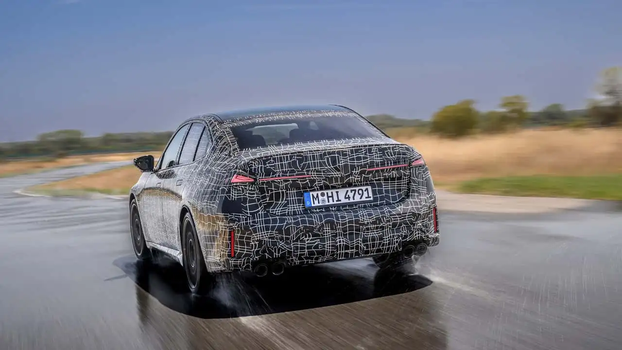 Камуфлированный седан BMW M350 xDrive во время динамических испытаний 10