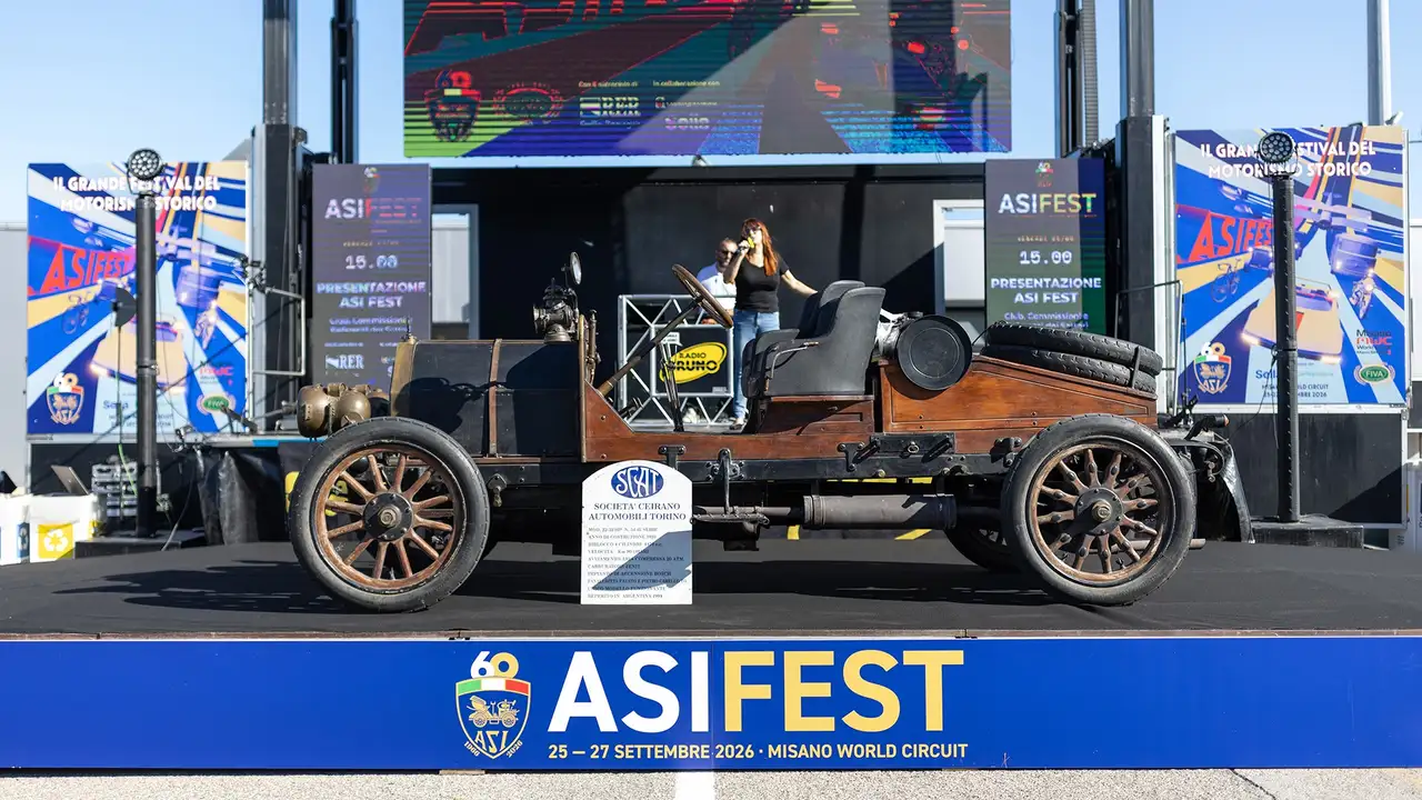 Коллекционные автомобили на выставке