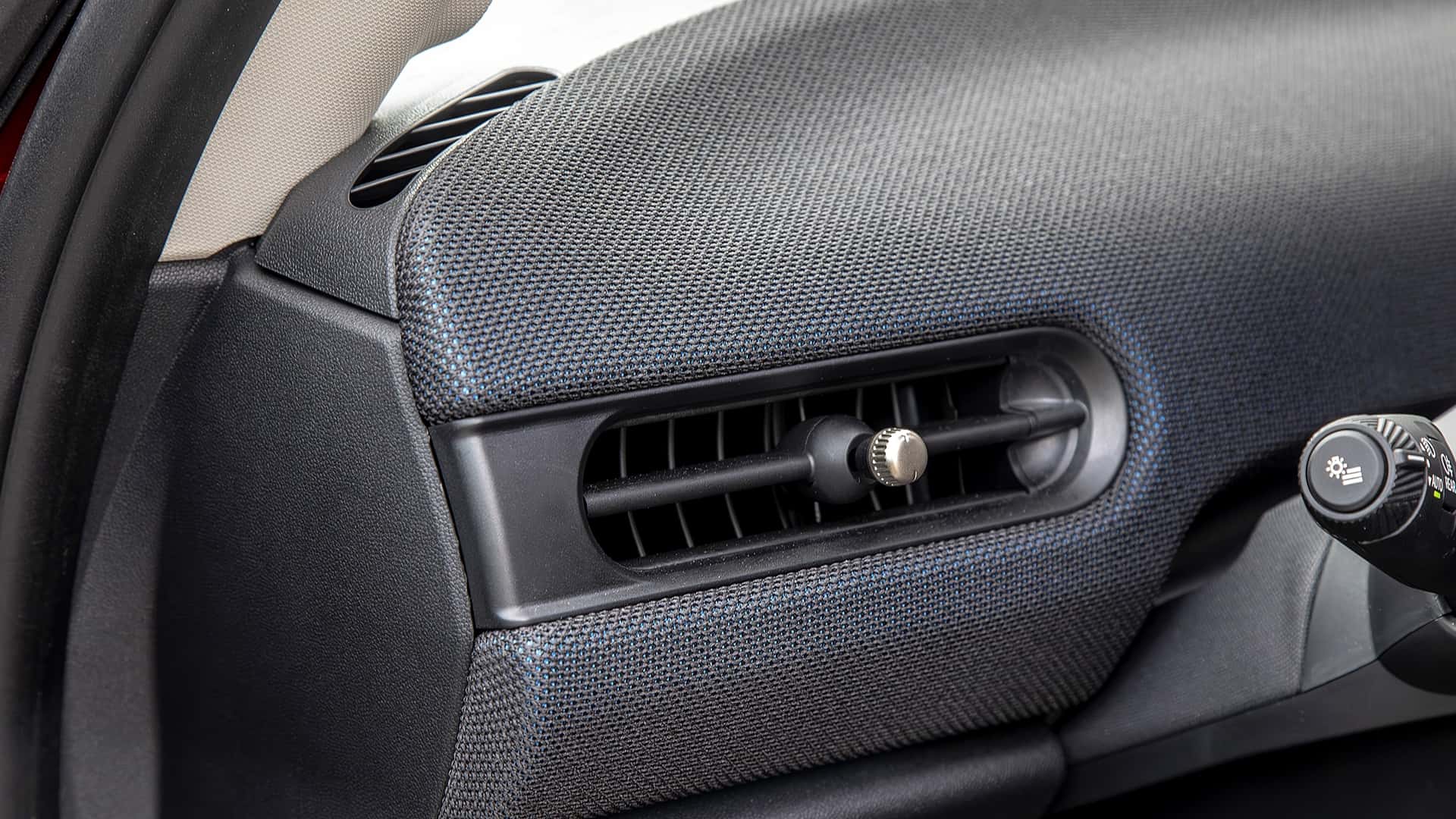 Задня праворуч частина переосмисленої моделі MINI Cooper
