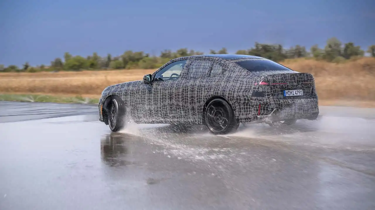 Камуфлированный седан BMW M350 xDrive во время динамических испытаний 11
