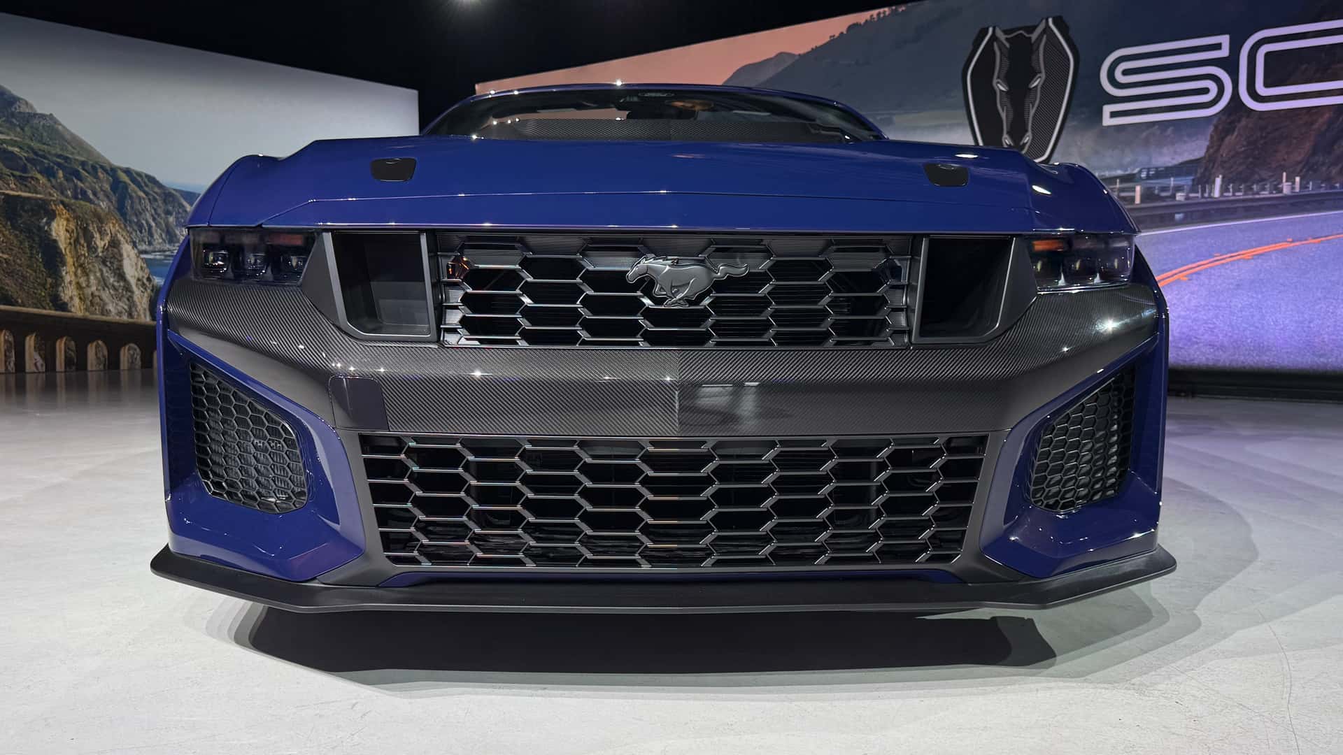 Ford Mustang Dark Horse SC Convertible в движении