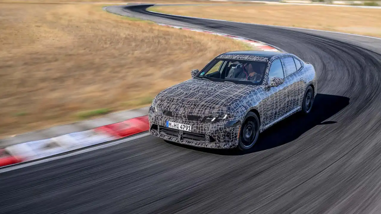 Камуфлированный седан BMW M350 xDrive во время динамических испытаний 1