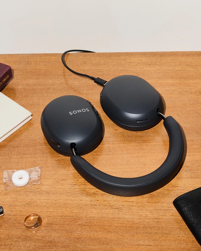 Le Sonos Ace Ultra reprend le design de l'Ace original tout en intégrant de nouveaux haut-parleurs de 40 mm et un système de dix microphones.