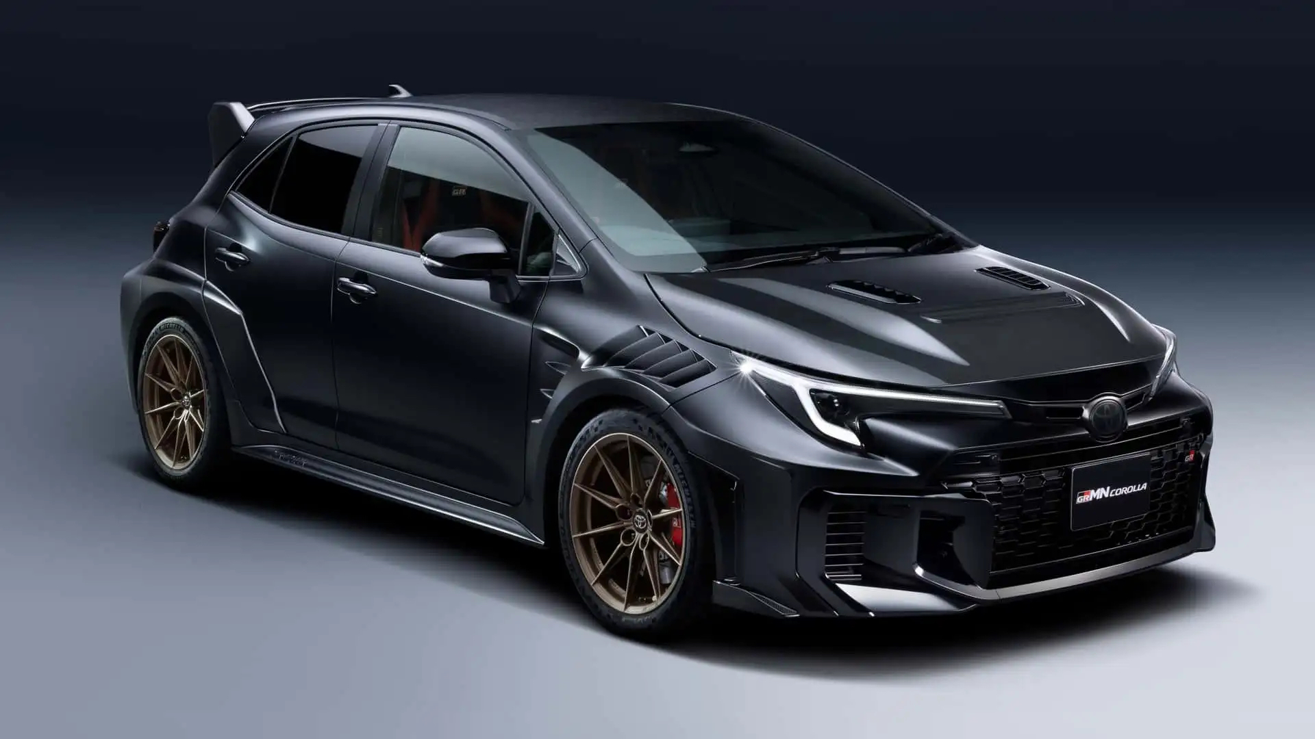 Агресивний обвіс Toyota GRMN з бронзовими дисками