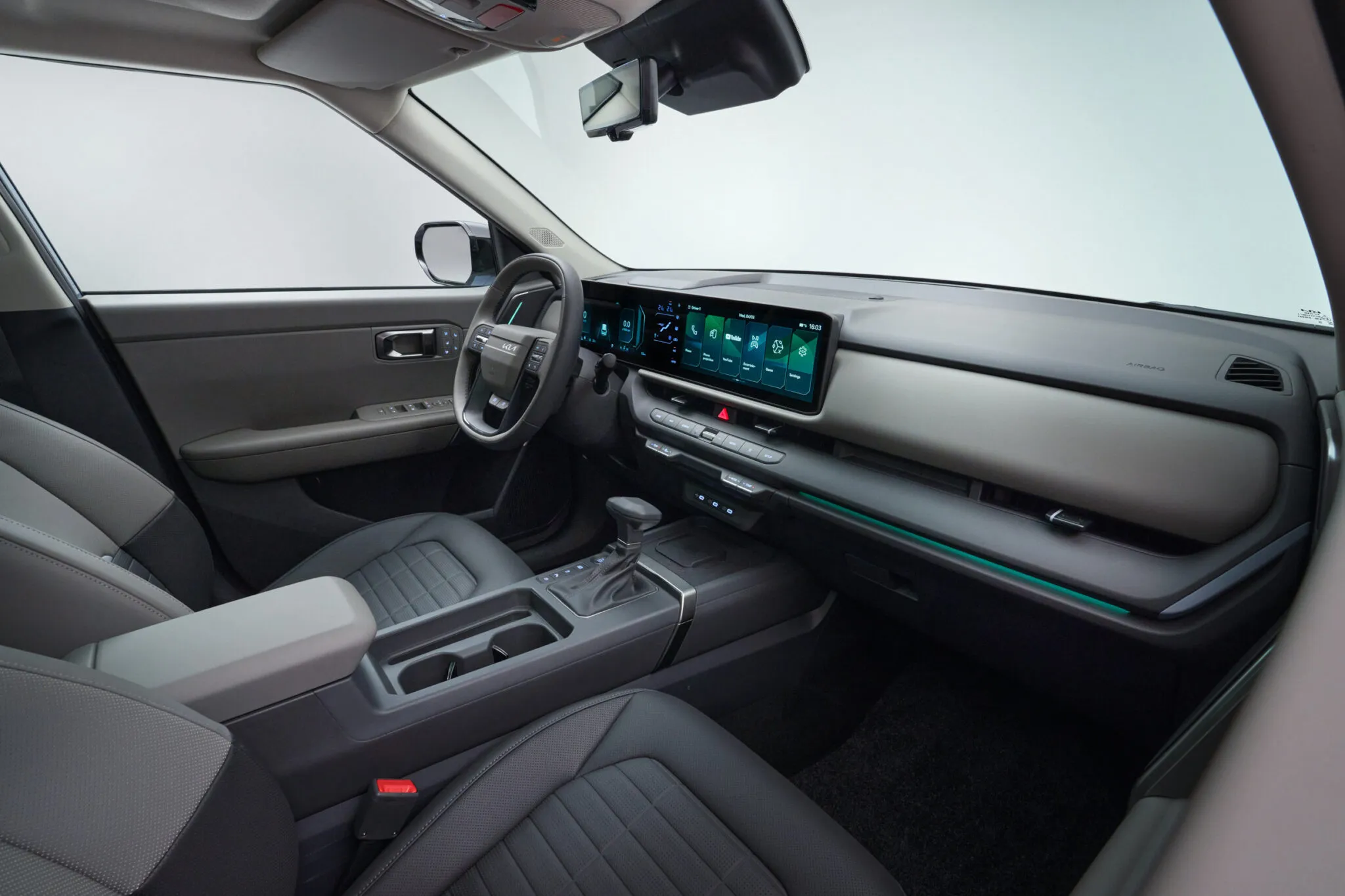 Интерьер Kia Seltos с видом на экраны