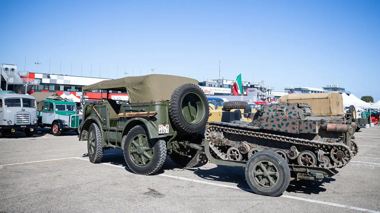 Зрители наслаждаются автомобильным шоу