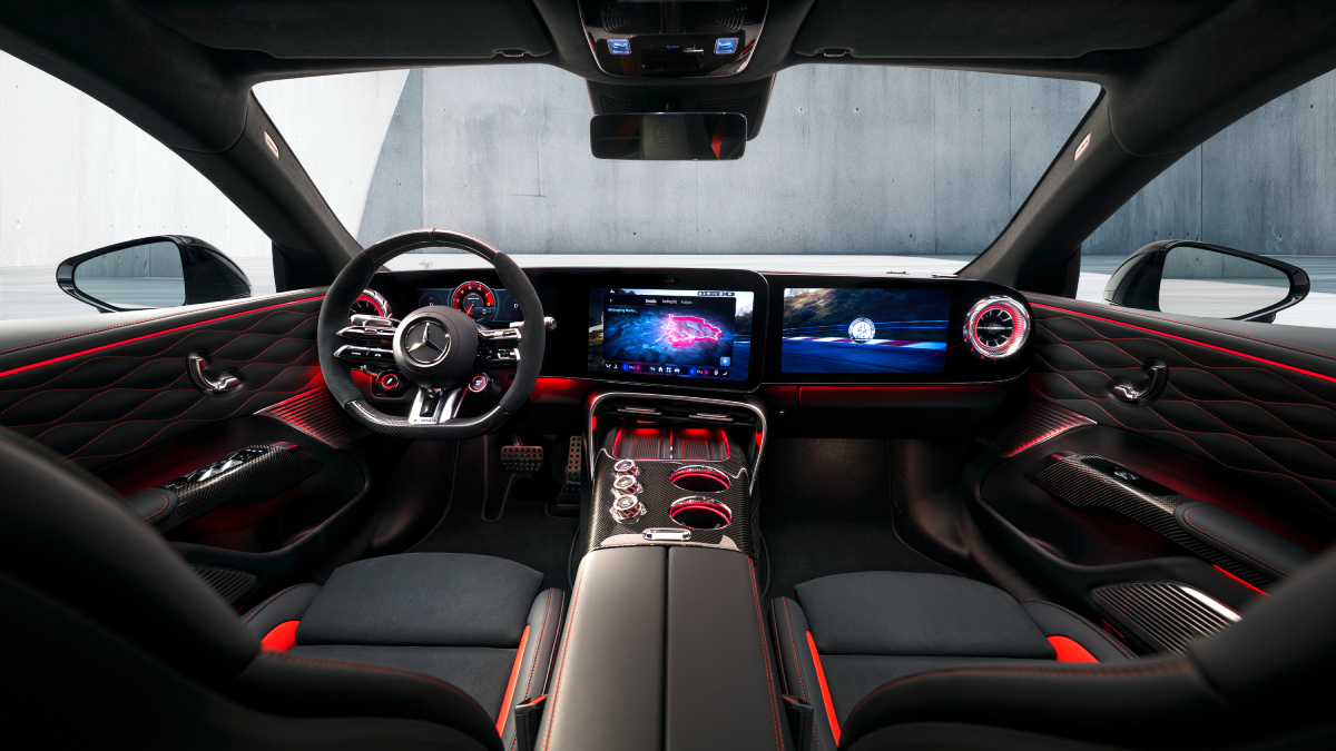 Інтер'єр Mercedes-AMG GT 4-Door Coupe з центральною консоллю