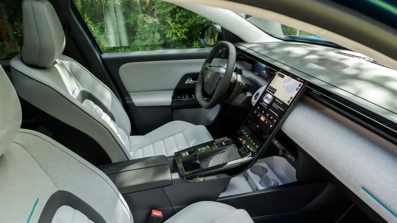 Детали интерьера Citroen C5 Aircross Emeraude