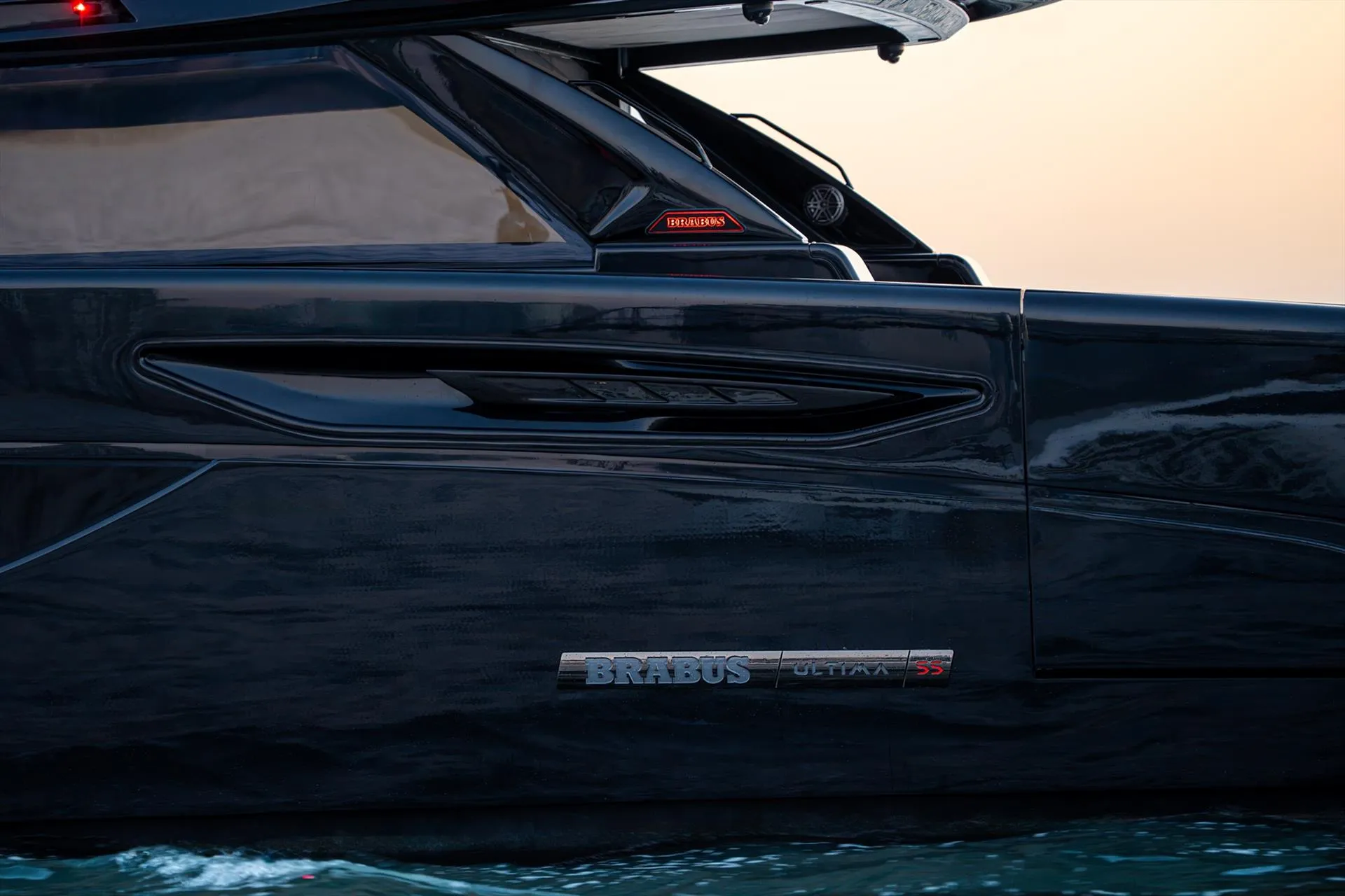 Катамаран Brabus Ultima 55 на скорости