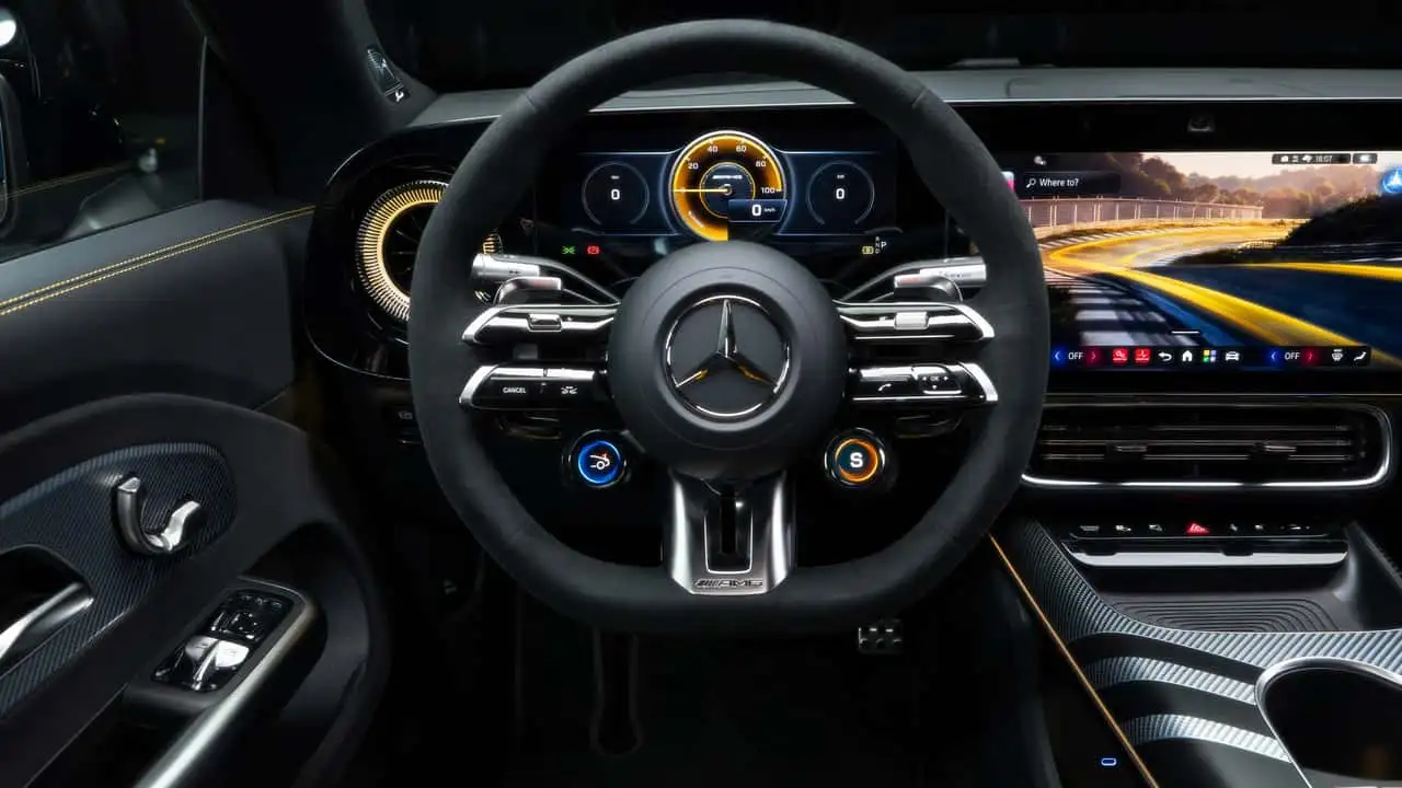 Салон Mercedes-AMG CLA 45 - екрани та підсвітка