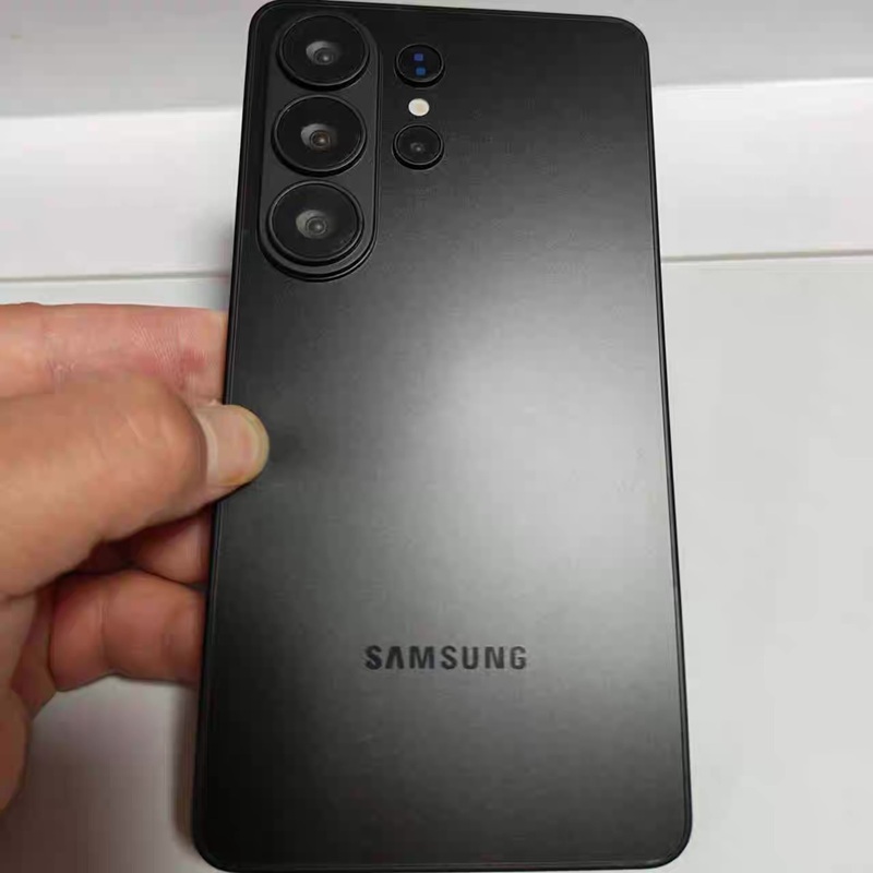 Серебристый макет камеры Galaxy S26