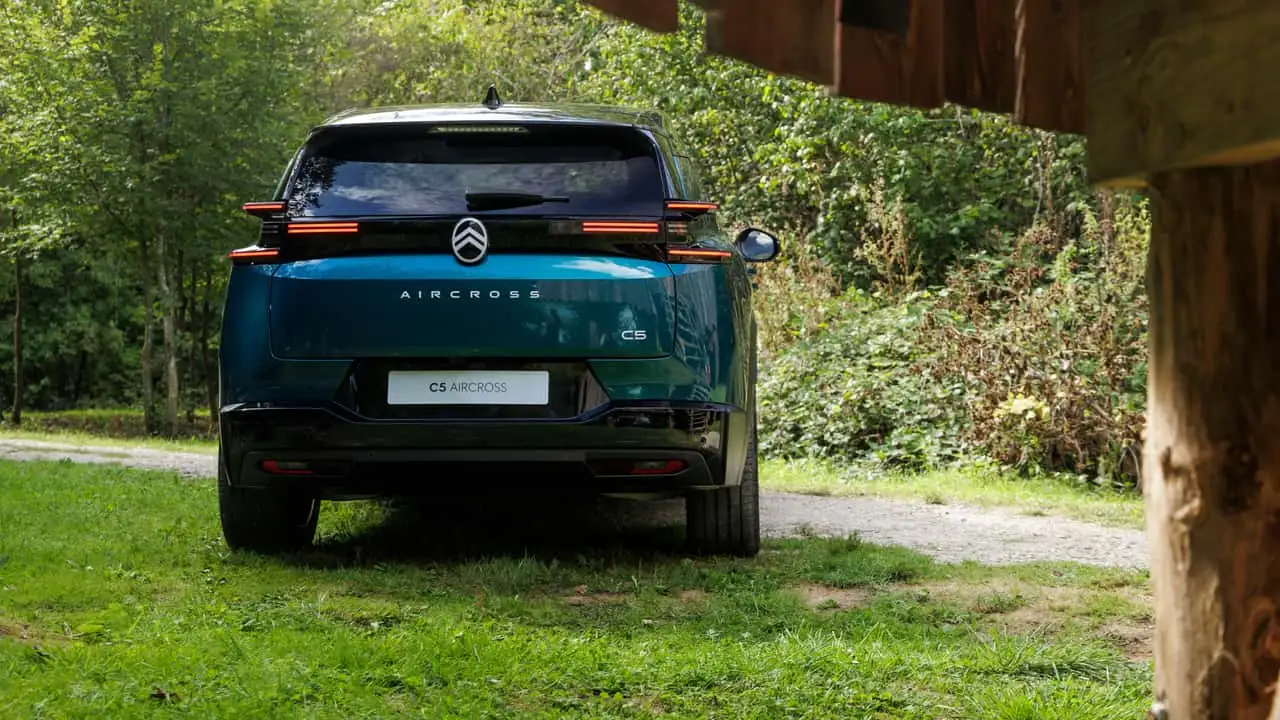 Citroen C5 Aircross Emeraude на стоянке
