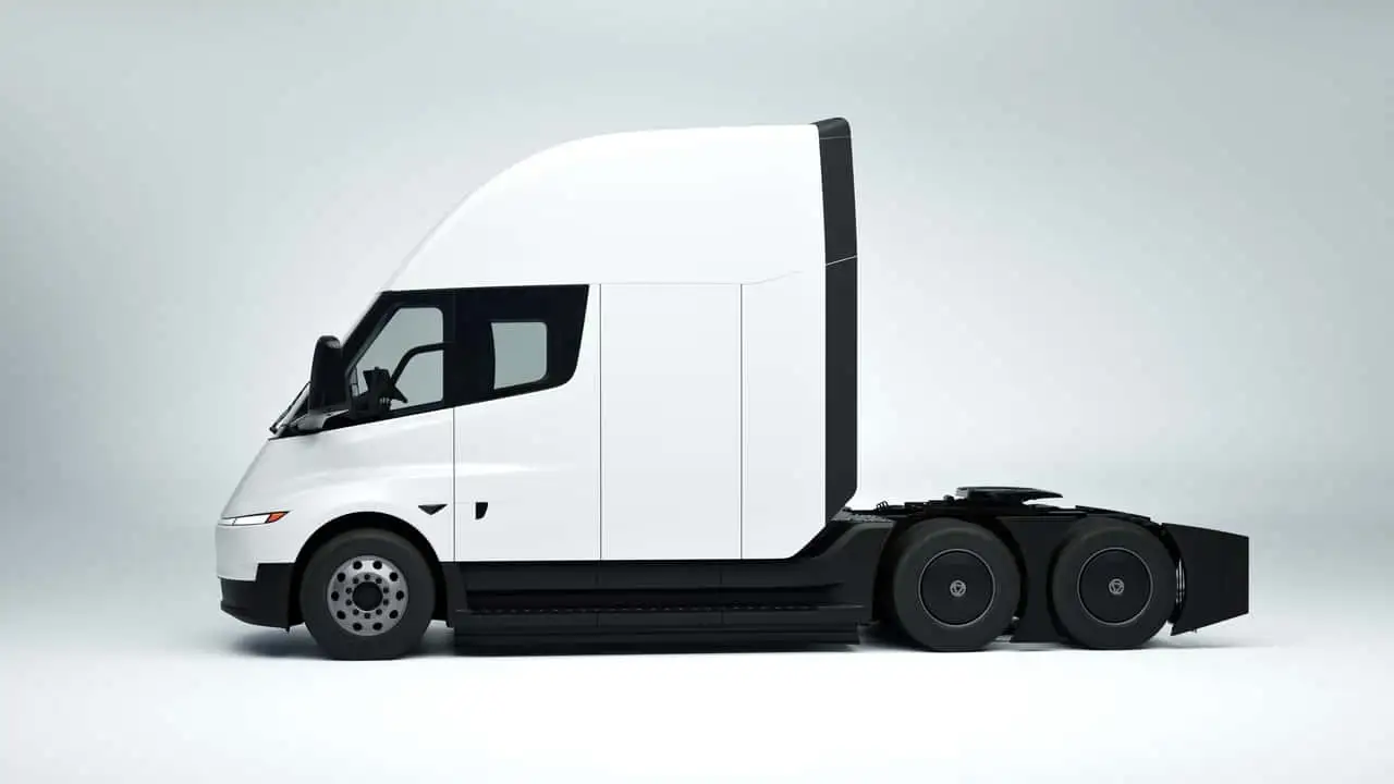 Tesla Semi перед дорогой