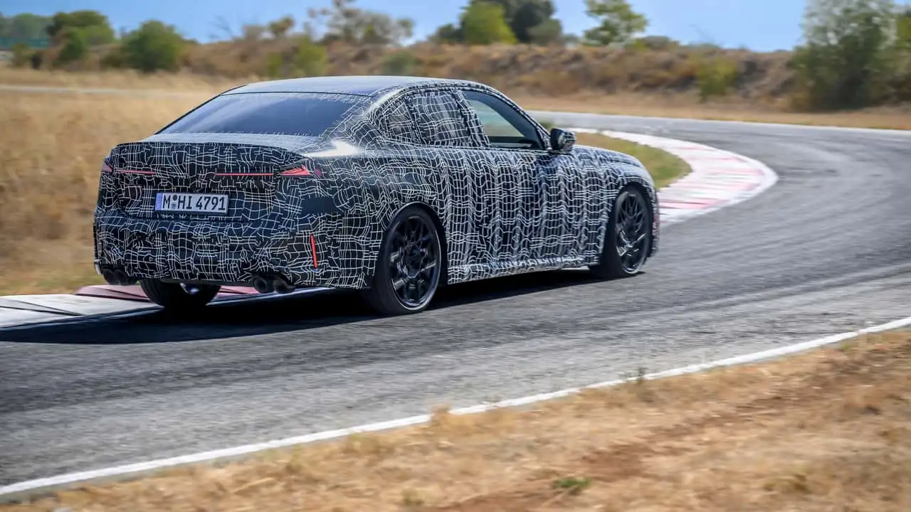 Камуфлированный седан BMW M350 xDrive во время динамических испытаний 16