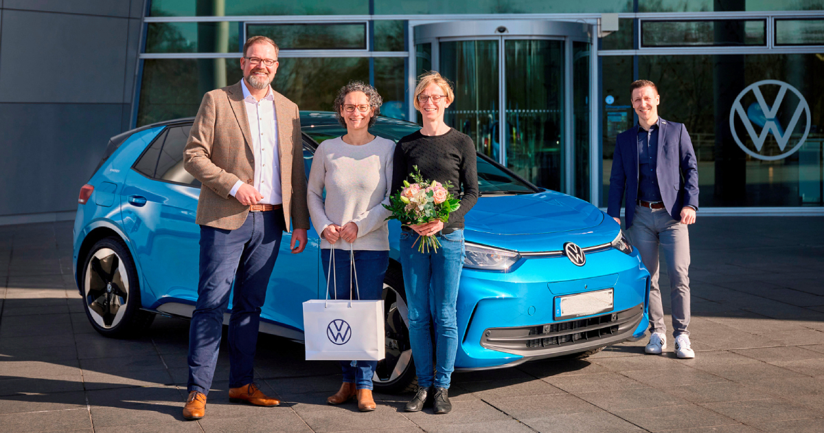 Передача ювілейного електромобіля Volkswagen покупчині