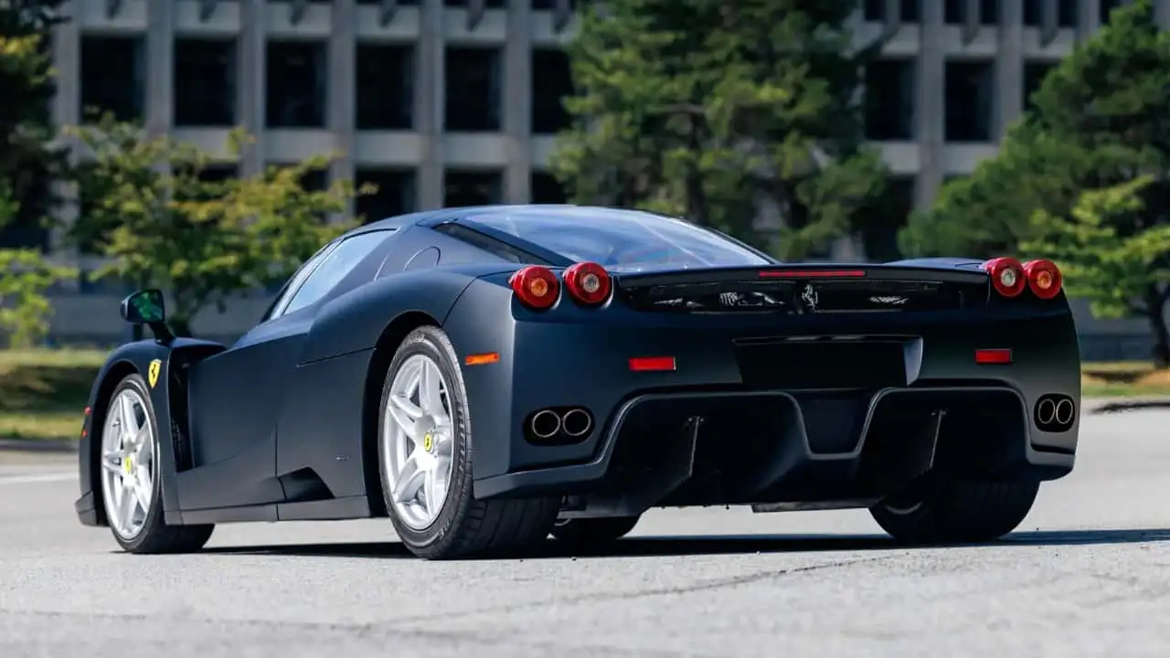 Ferrari Enzo матовый под открытым небом