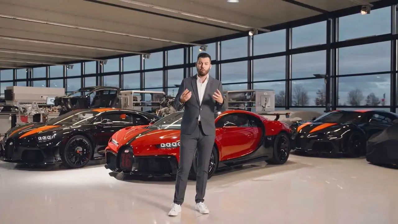 Мате Римак перед автомобилем Bugatti