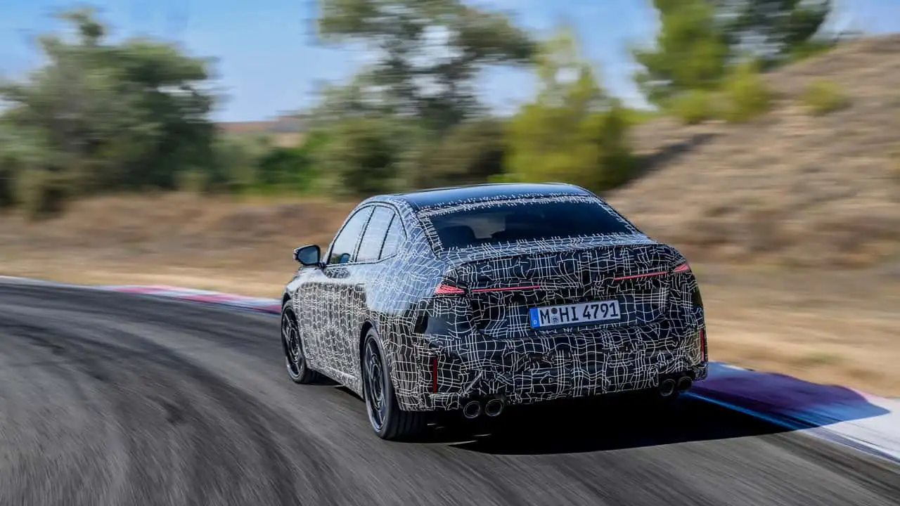 Камуфлированный седан BMW M350 xDrive во время динамических испытаний 17