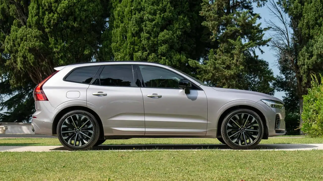 Volvo XC60 2025 року, зйомка з боку водія