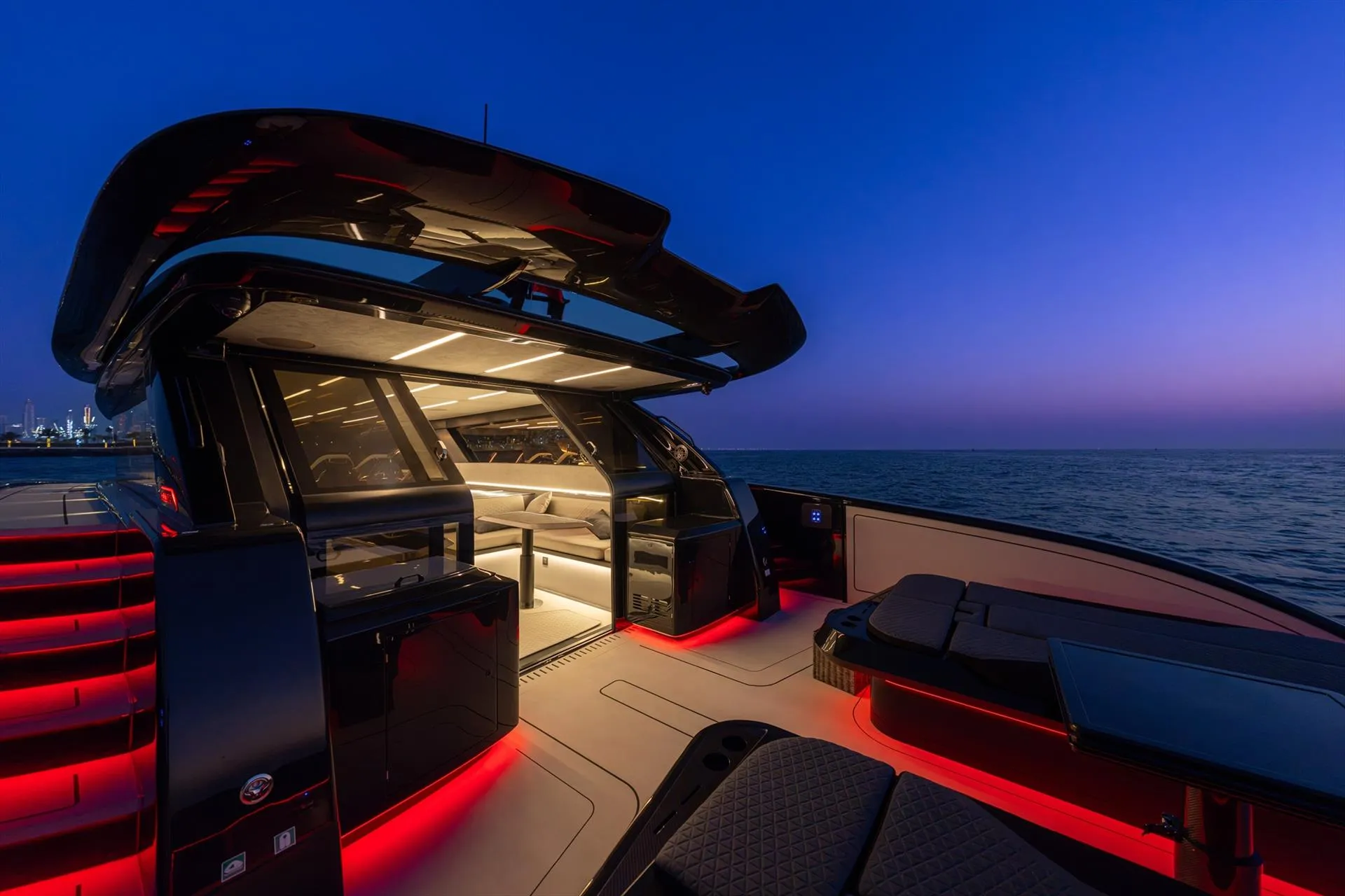 Корма катамарана Brabus Ultima 55