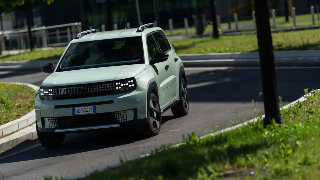 Задня частина Fiat Pandina Hybrid