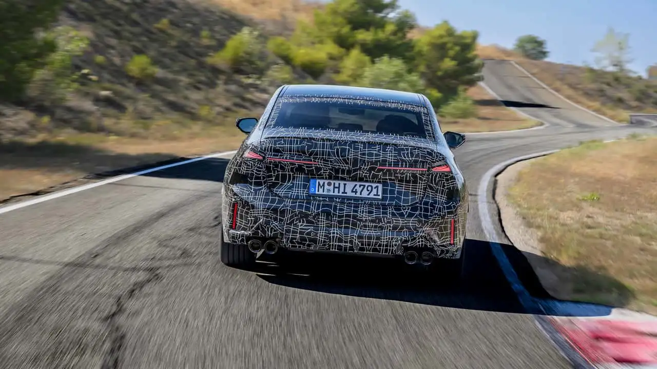 Камуфлированный седан BMW M350 xDrive во время динамических испытаний 18