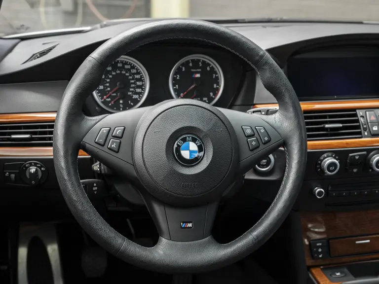 Вид на колеса и боковую часть BMW M5 E60 S85 V10