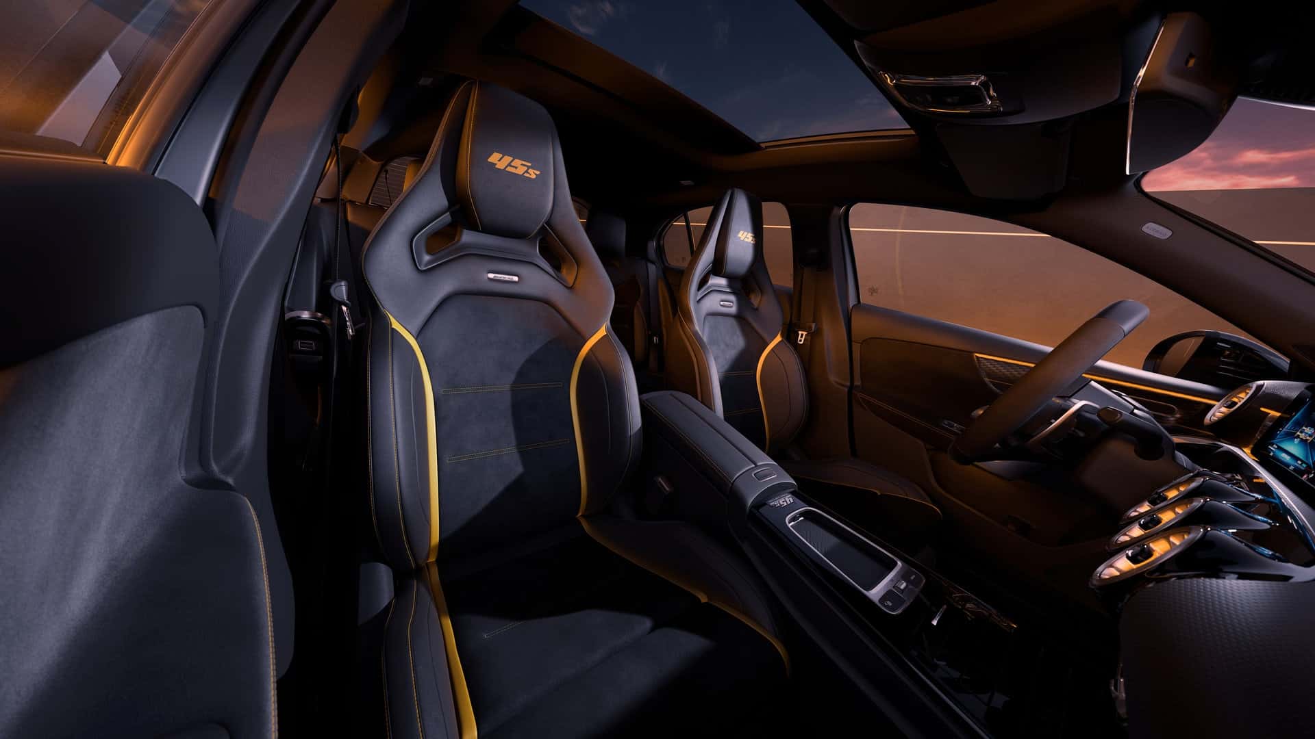 Інтер'єр Mercedes-AMG A 45 S 4MATIC+ Final Edition - спорткарські сидіння