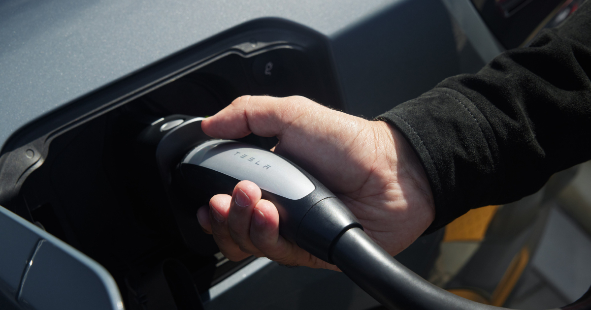 Підключення зарядного пристрою Tesla