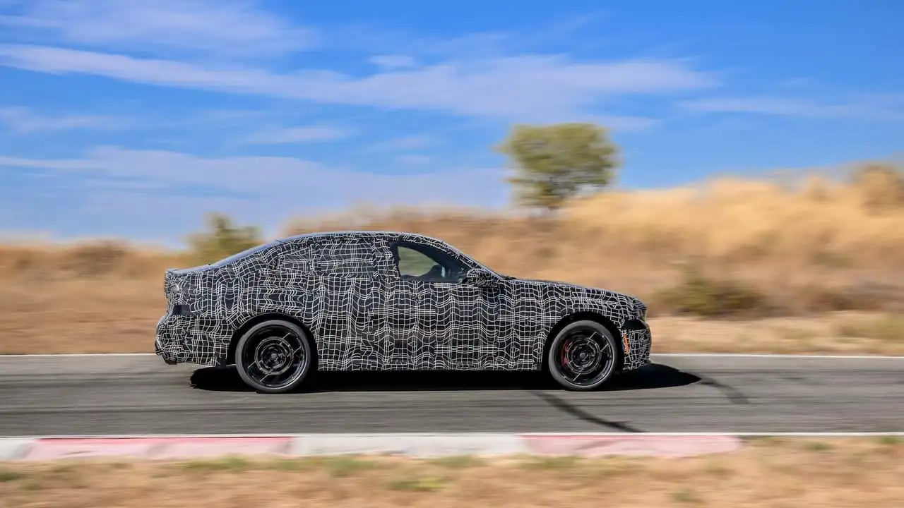 Камуфлированный седан BMW M350 xDrive во время динамических испытаний 20