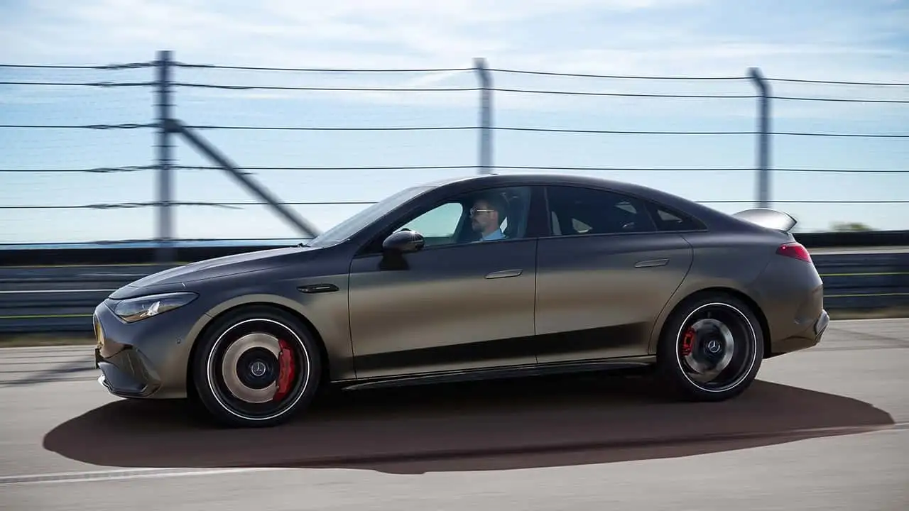 Електричний седан Mercedes-AMG CLA 45 - боковий вигляд на трасі