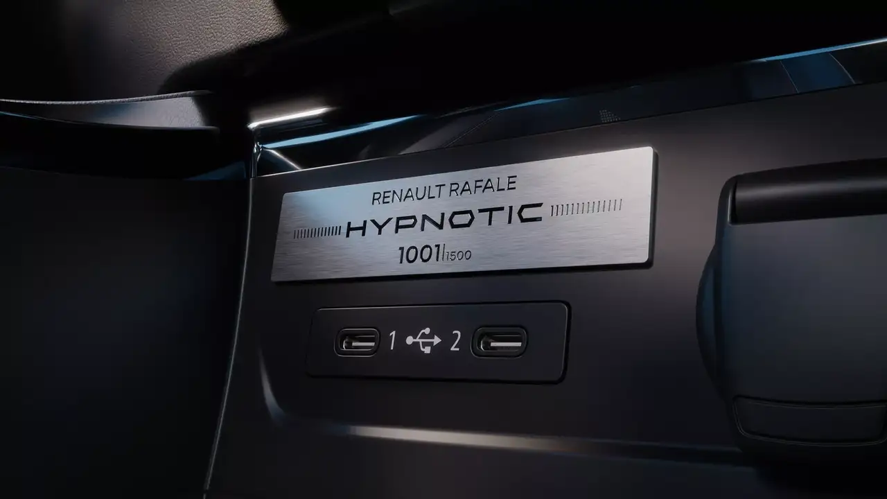 Логотипи Alpine з підсвічуванням на сидіннях Renault Rafale Hypnotic
