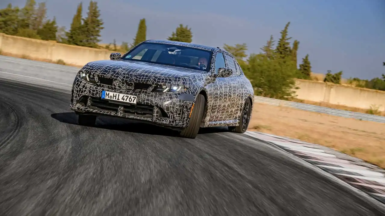 Камуфлированный седан BMW M350 xDrive во время динамических испытаний 21