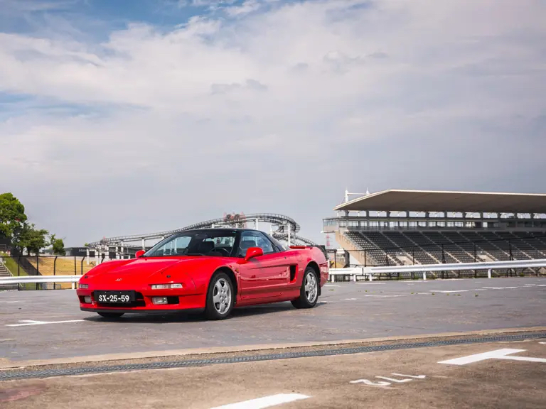 Honda NSX в величественном городском пейзаже