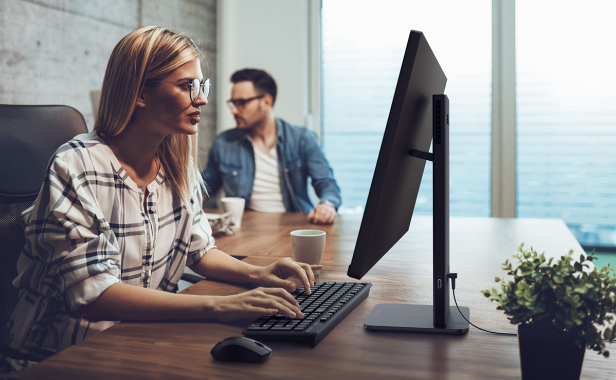 ExpertCenter P200 AiO in a working environment. Illustration: ASUS