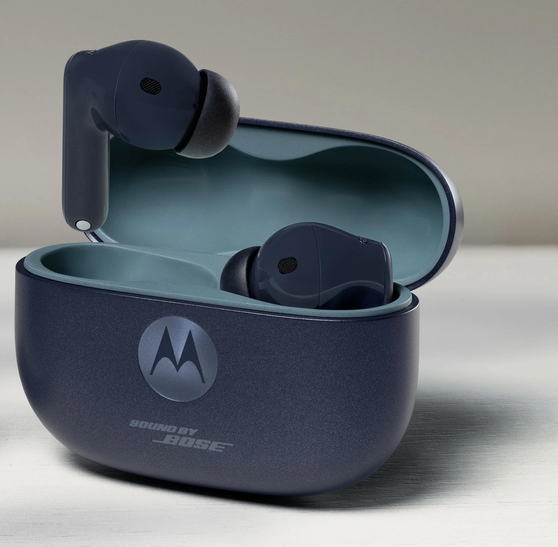Moto Buds 2 Plus в чорному кольорі