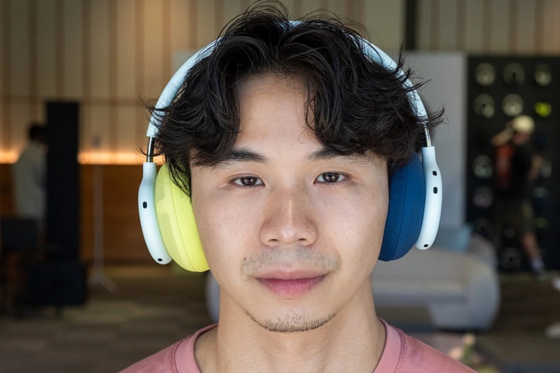 Vue du Beats 360 replié avec son étui en tissu ripstop.