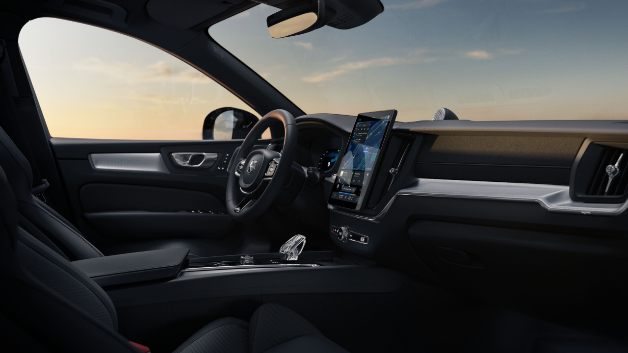 Панель приладів оновленого Volvo XC60 Black Edition