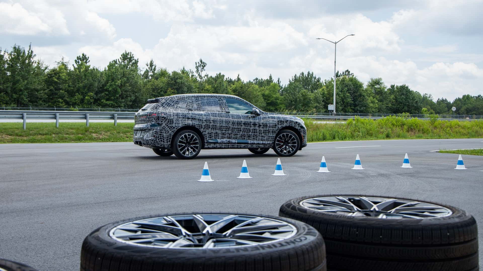 Прототип BMW X5 під час тестування в ночі